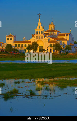 El Rocio-Dorf und Einsiedelei Ermita del Rocío Morgen Licht, El Rocio, Almonte, Marismas de Doñana, Provinz Huelva Stockfoto