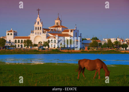 El Rocio-Dorf und Einsiedelei Ermita del Rocío Morgen Licht, El Rocio, Almonte, Marismas de Doñana, Provinz Huelva Stockfoto