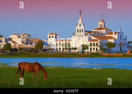 El Rocio-Dorf und Einsiedelei Ermita del Rocío Morgen Licht, El Rocio, Almonte, Marismas de Doñana, Provinz Huelva Stockfoto