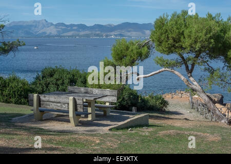 Hölzerne Picknick-Tisch mit Meerblick in Alcudia Stockfoto