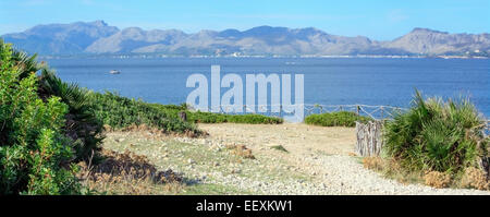 Blick in Richtung Pollensa mit grauen Holzzaun. Stockfoto