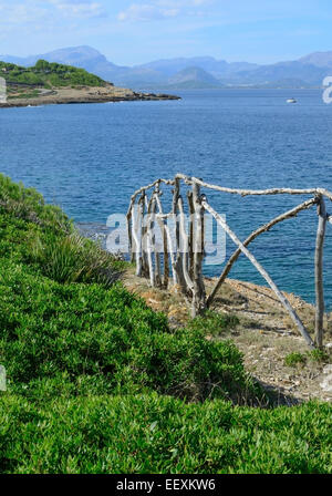 Blick in Richtung Pollensa mit grauen Holzzaun, vertikale Landschaft. Stockfoto