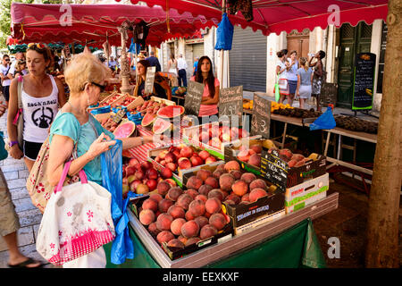 Obst Standinhaber Dienst am Kunden im Outdoor-Markt, Toulon, Var, PACA (Provence-Alpes-Cote d ' Azur), Frankreich Stockfoto