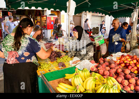 Obst Standinhaber Dienst am Kunden im Outdoor-Markt, Toulon, Var, PACA (Provence-Alpes-Cote d ' Azur), Frankreich Stockfoto