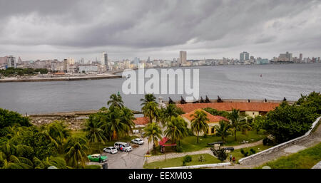 Blick von der alten Festung Fortaleza de San Carlos De La Cabana auf die Stadt, Havanna, Kuba Stockfoto