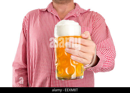 Mann im bayerischen Trachtenhemd hält Krug Bier vor einem weißen Hintergrund Stockfoto