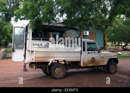 Geparkt Safari Jeep in Southern Province, Yala-Nationalpark, Sri Lanka, Asien Stockfoto