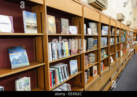 Bücher über irische Geschichte in einer Belfast-Bibliothek Stockfoto