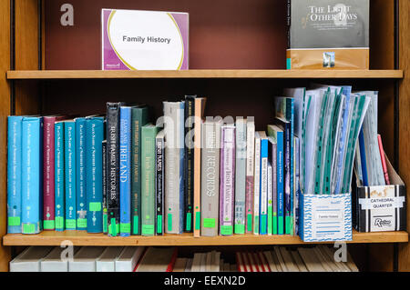 Bücher über irische Geschichte und Genealogie Familienforschung in Belfast-Bibliothek Stockfoto