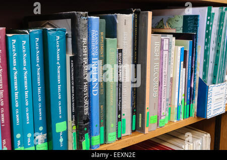 Bücher über irische Geschichte und Genealogie Familienforschung in Belfast-Bibliothek Stockfoto