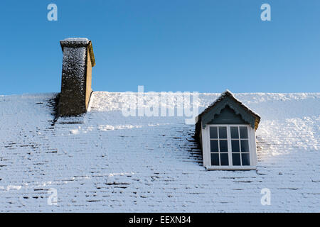 Schneebedecktes Cottage-Dach. Wold, Cotswolds, Gloucestershire, England Stockfoto