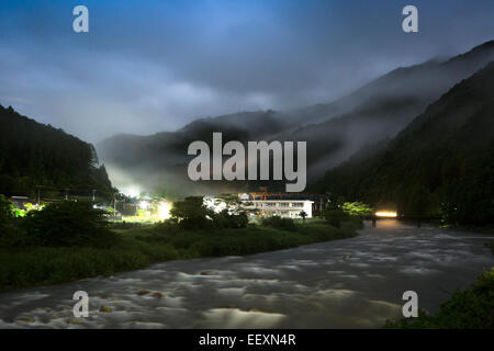 Japan-Fluss in der Nacht Stockfoto