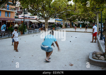 Eine Gruppe von Menschen, die den Ball Spiel (la Pétanque) in Sommerabend in Le Lavandou, Var, PACA, Frankreich Stockfoto