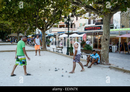Eine Gruppe von Menschen, die den Ball Spiel (la Pétanque) in Sommerabend in Le Lavandou, Var, PACA, Frankreich Stockfoto