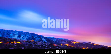 Schöne Berge Panorama winter Landschaft, wunderschöne natürliche Grenze, majestätischen farbenfrohen Sonnenuntergang Himmel über hohe Berge Stockfoto