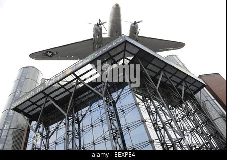 Deutschen Technikmuseums. Gebäude am Landwehrkanal, Toppe durch ein US Air Force Douglas C-47 b. Berlin. Deutschland. Stockfoto