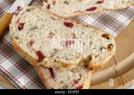 Cranberry Brot mit Kürbis und Sonnenblumen Samen Stockfoto