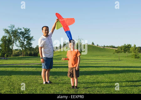 Vater und Sohn im Park mit einem Drachen Stockfoto