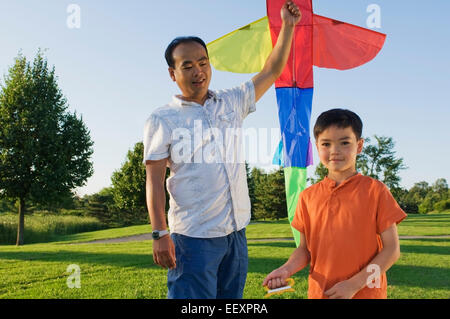 Vater und Sohn im Park mit einem Drachen Stockfoto