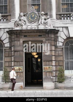 27. Juni 2003, London, Vereinigtes Königreich. Somerset House im Zentrum von London, damals Hauptsitz des britischen Inland Revenue, im Bild während des jährlichen Steuerzeitraums. In Somerset House war früher HM Inland Revenue and Customs untergebracht, das im Vereinigten Königreich für die Steuererhebung und -Verwaltung zuständig ist Stockfoto