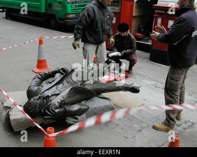 Die restaurierte Statue eines LIFFE (London International Financial Futures Exchange)-Markthändlers, der am 11. Januar 2002 in Walbrook in der Nähe der Cannon Street in London nach Erhaltung durch Rupert Harris wiedererrichtet wurde. Die Bronzeskulptur erinnert an das lebendige Handelserbe der Stadt. Stockfoto