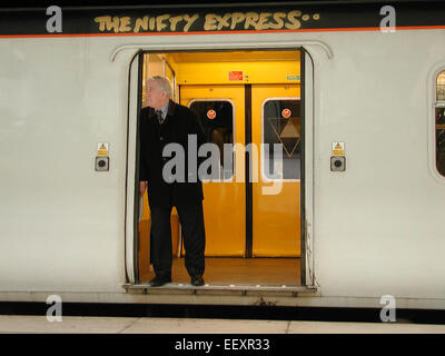 Ein Passagier steht in der Eingangstür eines mit Graffiti übersäten Zugwagens an der Liverpool Street Station in London Stockfoto