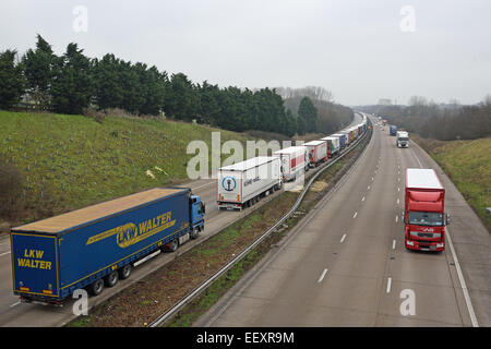 Ashford, Kent, UK. 23. Januar 2015. Phase 2 der Betrieb Stack wird heute wegen Verzögerungen in der Kanaltunnel.  Der Betrieb umfasst Lastkraftwagen werden gestapelt auf der Coastbound M20-Autobahn zwischen den Anschlussstellen 8 und 9 ausstehende polizeiliche Genehmigung, um fortzufahren.  Andere Verkehr in Richtung Küste unterwegs ist über die A20 geleitet, während die London gebundene Fahrbahn derzeit nicht betroffen ist. Schwere Verzögerungen werden gemeldet, und der Vorgang setzt sich fort über das Wochenende. Bildnachweis: Paul Martin/Alamy Live-Nachrichten Stockfoto