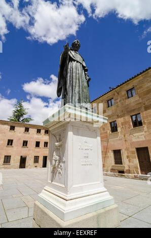 Statue von Fray Luis de León auf dem Gelände der alten Gebäude der Universität Salamanca, Salamanca, Kastilien und Leon, Spanien Stockfoto