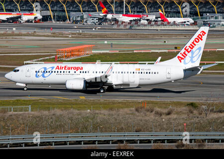 Air Europa Boeing 737-800 zur Piste 33L taxis am Flughafen Madrid. Stockfoto