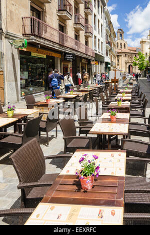 Cafe Tisch und Stühle auf belebten Calle Rúa Mayor in Salamanca, Spanien Stockfoto