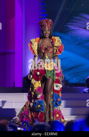 Miami, FL, USA. 21. Januar 2015. Miami, FL - Jan 21: Miss Haiti Chritie Desir zeigt ihre Tracht bei den 2015 Miss Universum Tracht FIU Arena am 21. Januar 2015 in Miami, FL. Photo Credit: Andrew Patron © Andrew Patron/ZUMA Draht/Alamy Live News Stockfoto