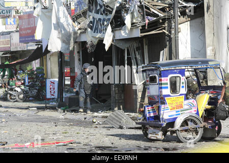 Zamboanga City, Philippinen. 23. Januar 2015. Ein Polizist Bombe Beseitigung inspiziert die Sprenganlage in Zamboanga City, Philippinen, 23. Januar 2015. Mindestens eine Person wurde getötet und 36 andere einschließlich ein Polizisten wurden verletzt in die Explosion einer Autobombe vor einem Pub Haus im südlichen philippinischen Stadt Zamboanga am Freitagnachmittag, Kommunen, sagte. Bildnachweis: Stringer/Xinhua/Alamy Live-Nachrichten Stockfoto