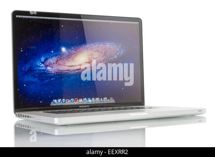 Studioaufnahme des neuen Apple MacBook Pro Laptop-Computer von Apple Inc. auf weißem Hintergrund Stockfoto