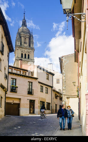 Menschen, die durch die alten Gassen von Salamanca mit dem Turm der neuen Kathedrale oben, Salamanca, Kastilien und Leon, Spanien Stockfoto