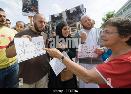 Diskussion mit Muslimen während einer Demonstration organisiert von Suryoye Christen gegen die Tötung von Christen im Irak Stockfoto