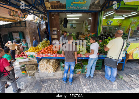 Menschen kaufen Obst in den kleinen Straßen der muslimischen Viertel in der Nähe von Damaskus-Tor in der Altstadt von Jerusalem Stockfoto