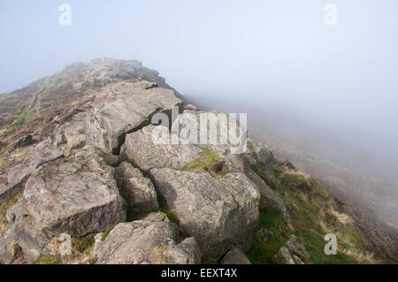 Die felsigen Gipfel Win Hill in Nebel gehüllt, an einem späten Sommermorgen. Stockfoto