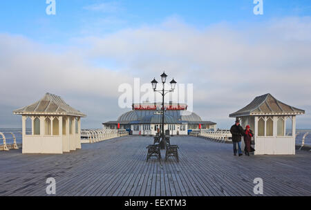 Ein paar nehmen ein Winter begehbar Cromer Pier, Norfolk, England, Vereinigtes Königreich. Stockfoto