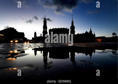 Dresden, Deutschland. 14. Januar 2015. Blauer Himmel dominiert die Landschaft im frühen Morgengrauen oberhalb der alten Towm Dresden, Deutschland, 14. Januar 2015. Foto: Arno Burgi/Dpa/Alamy Live-Nachrichten Stockfoto