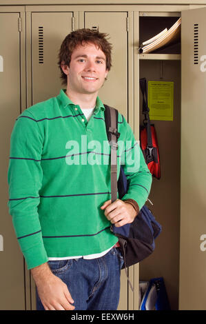Student im Flur in der Schule Stockfoto