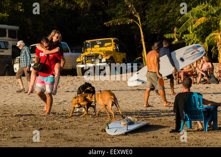 Lebendige Szene an diesem coolen Surf Stimmung Strand in der Nähe von touristischen Zentrum San Juan del Sur; Playa Maderas, San Juan del Sur, Rivas, Nicaragua Stockfoto