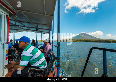 Menschen auf der Fähre verlassen schönen Omotepe Insel & Concepcion Vulkan hinaus; Isla Omotepe, See Nicaragua, Nicaragua Stockfoto