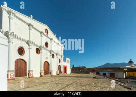 Berühmte Fassade des Museums & Klosters von San Francisco (1529), älteste Kirche in Mittelamerika; Granada, Nicaragua. Stockfoto