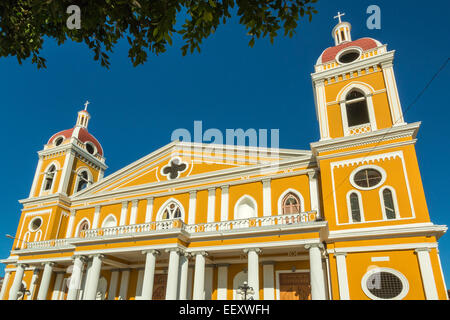 Kathedrale von Granada zuerst im Jahre 1583 erbaut und viele Male, im Herzen der historischen Stadt von Piraten geplündert; Granada, Nicaragua Stockfoto