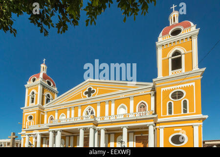 Kathedrale von Granada zuerst im Jahre 1583 erbaut und viele Male, im Herzen der historischen Stadt von Piraten geplündert; Granada, Nicaragua Stockfoto