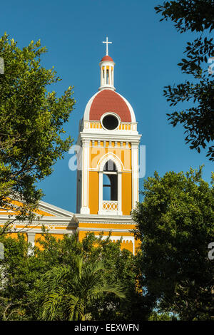 Kathedrale von Granada zuerst im Jahre 1583 erbaut und viele Male, im Herzen der historischen Stadt von Piraten geplündert; Granada, Nicaragua Stockfoto