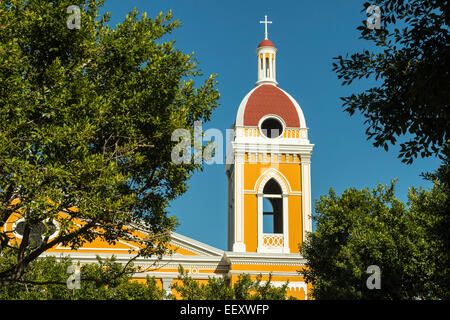 Kathedrale von Granada zuerst im Jahre 1583 erbaut und viele Male, im Herzen der historischen Stadt von Piraten geplündert; Granada, Nicaragua Stockfoto