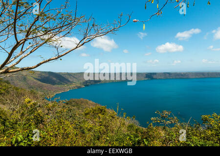 Laguna de Apoyo, eine 48 Quadratkilometer saubere blaue Lagune in einem eingestürzten Vulkankrater westlich von Granada; Apoyo, Granada, Nicaragua Stockfoto