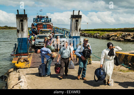 Fähre in San Jorge, beschäftigt Terminal für Touristen, einheimische & Fracht gehen zu & Omotepe Insel; San Jorge, Rivas, Nicaragua Stockfoto