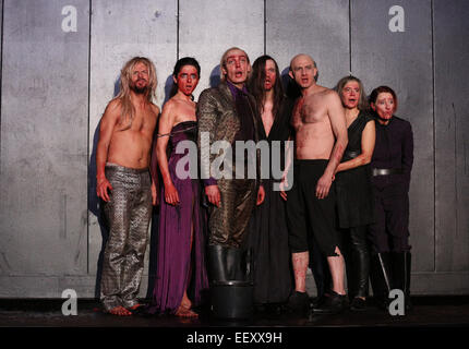 Schauspieler Philipp Hochmair (l-R), Marina Galic, Rafael Stachowiak, Andre Symanski, Thomas Niehaus, Catherine Seifert und Barbara Nuesse führen Sie auf der Bühne während einer Foto-Probe aus zwei Abschnitten Wagners Ring-Zyklus "Siegfried" und "Twilight of the Gods" im Thalia Theater n Hamburg, Deutschland, 15. Januar 2015. Foto: Christian Charisius/dpa Stockfoto